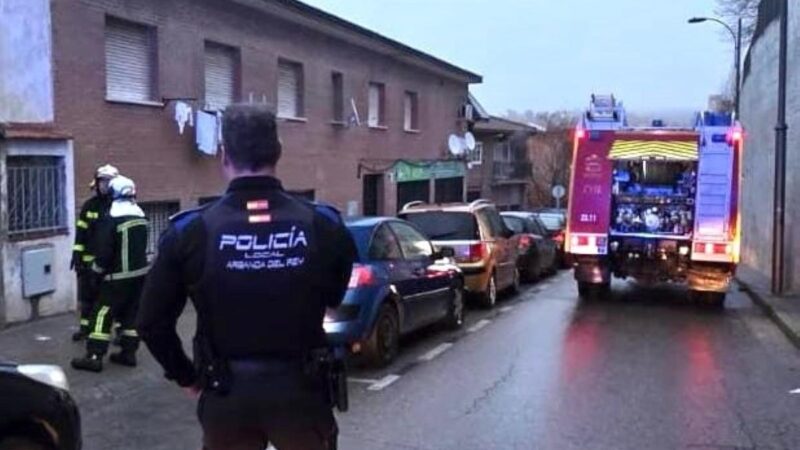 Bomberos y Policía Local intervienen en un incendio en una vivienda de la Ronda de los Almendros