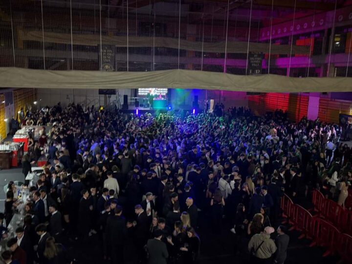 Casi 1.500 personas despiden el año y dan la bienvenida a 2026 en la Gran Fiesta de Nochevieja de Arganda