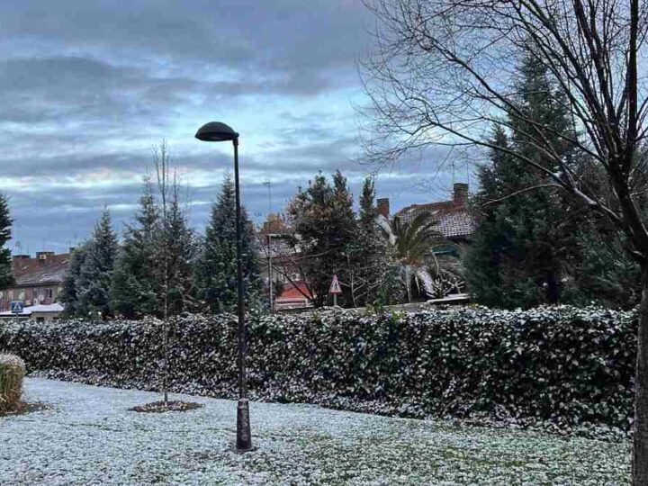 La nieve da la bienvenida al nuevo año en Arganda del Rey y tiñe de blanco el municipio