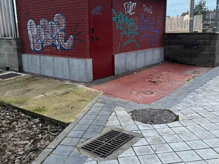 ‘Problemas de la ciudadanía’, vecinos de La Poveda denuncian malos olores en el alcantarillado junto al garaje de las pistas