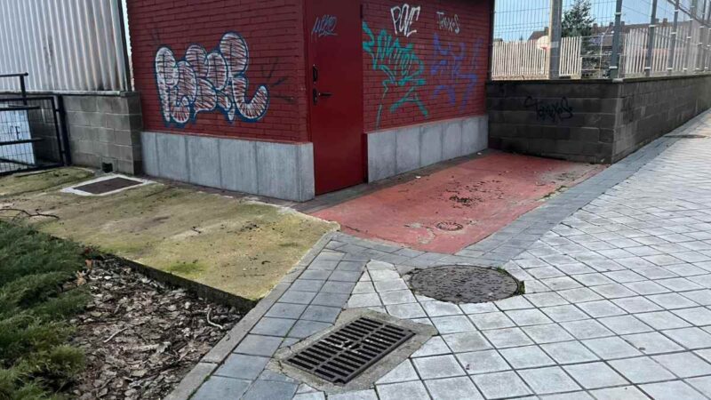 ‘Problemas de la ciudadanía’, vecinos de La Poveda denuncian malos olores en el alcantarillado junto al garaje de las pistas