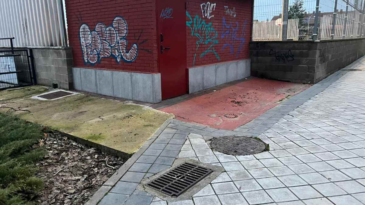 ‘Problemas de la ciudadanía’, vecinos de La Poveda denuncian malos olores en el alcantarillado junto al garaje de las pistas
