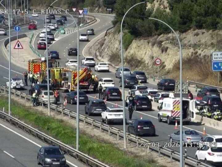 Un accidente en la A-3 provoca retenciones y afecta a agentes de Tráfico de Arganda