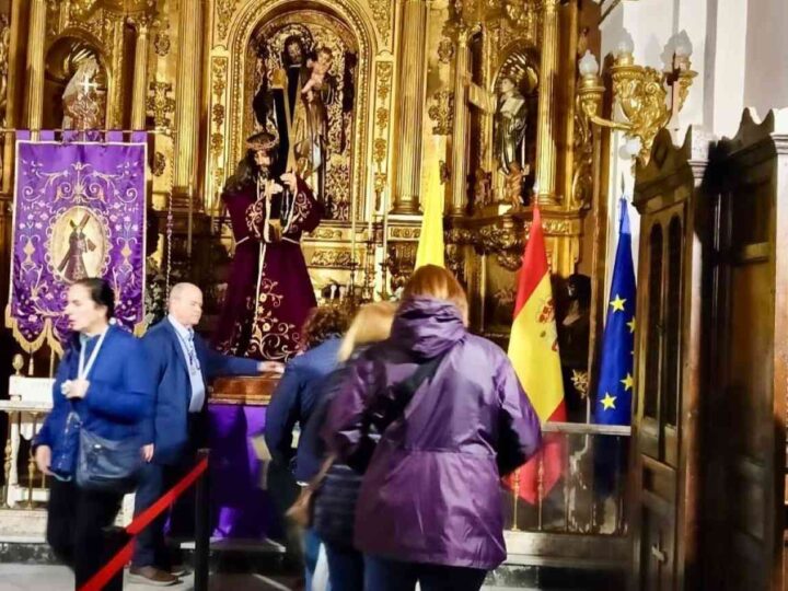 Más de 1.100 personas participan en el primer besapiés nazareno celebrado en Arganda del Rey
