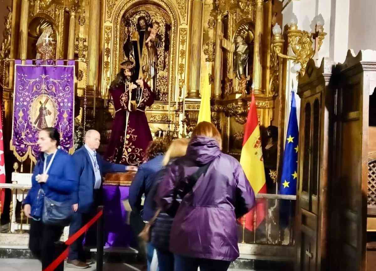 Más de 1.100 personas participan en el primer besapiés nazareno celebrado en Arganda del Rey