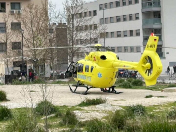 Un helicóptero del SUMA 112 aterriza en Arganda para atender una emergencia sanitaria