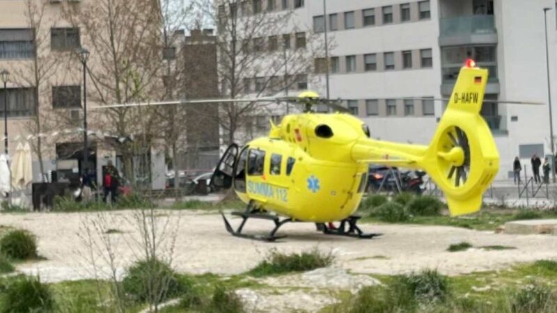 Un helicóptero del SUMA 112 aterriza en Arganda para atender una emergencia sanitaria