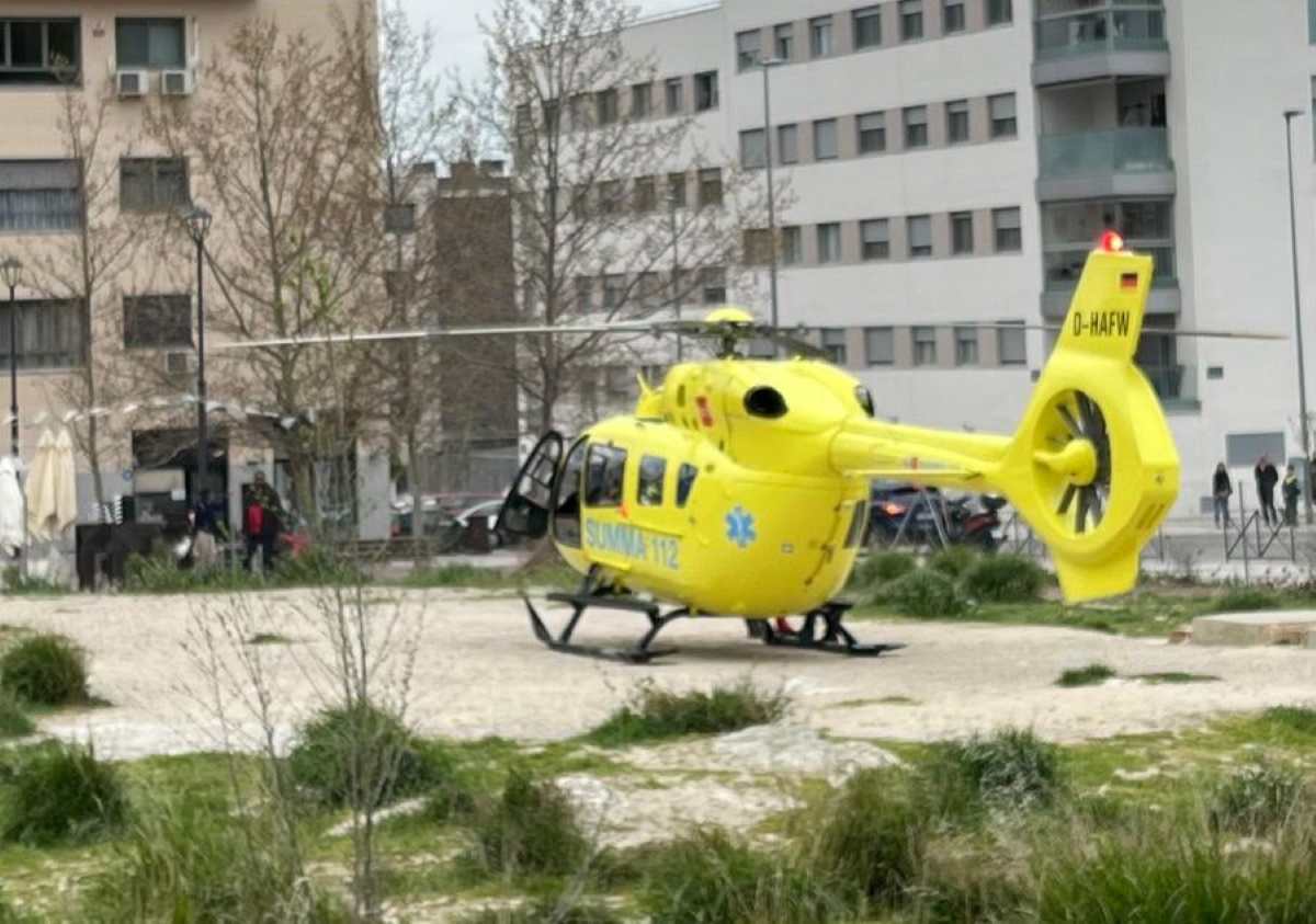 Un helicóptero del SUMA 112 aterriza en Arganda para atender una emergencia sanitaria