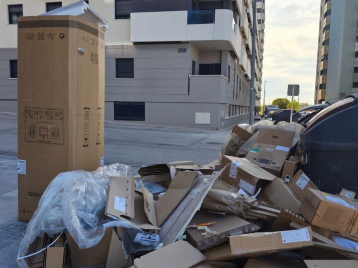 «Problemas de la ciudadanía» argandeños denuncian vertido de residuos de mudanza junto a contenedores en Arganda