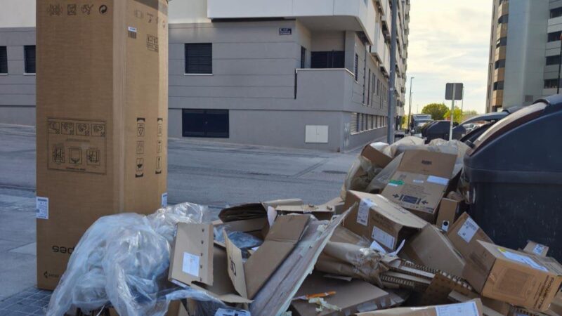«Problemas de la ciudadanía» argandeños denuncian vertido de residuos de mudanza junto a contenedores en Arganda