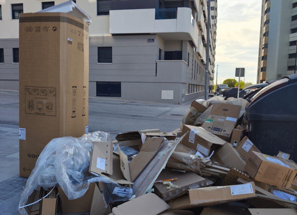 «Problemas de la ciudadanía» argandeños denuncian vertido de residuos de mudanza junto a contenedores en Arganda