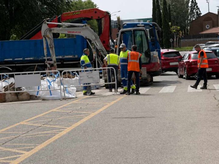 Una avería deja sin agua a varios bloques de La Poveda y obliga a repartir garrafas entre los vecinos