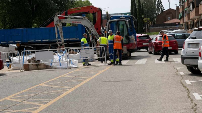 Una avería deja sin agua a varios bloques de La Poveda y obliga a repartir garrafas entre los vecinos