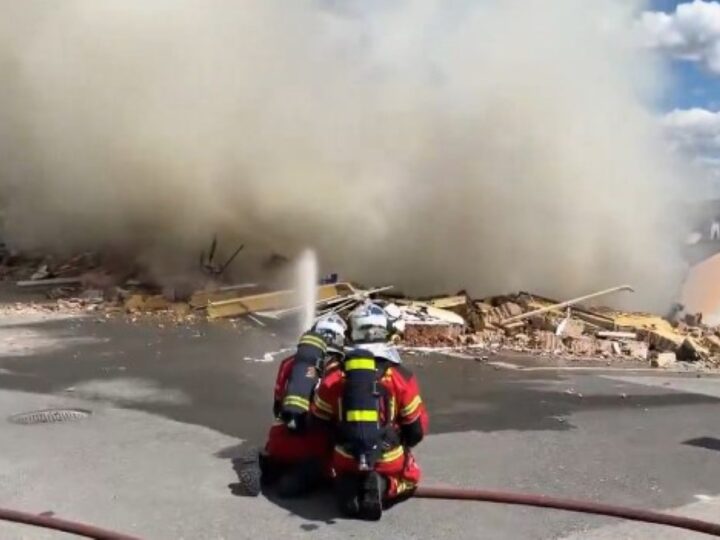 Espectacular derrumbe de tres casas en Morata de Tajuña tras un incendio de gran magnitud