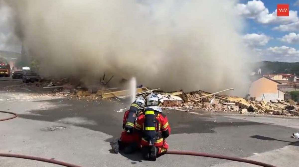 Espectacular derrumbe de tres casas en Morata de Tajuña tras un incendio de gran magnitud