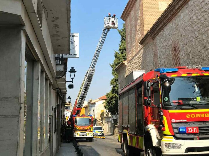 Cortada al tráfico la calle San Juan de Arganda tras un desprendimiento en la torre de la Iglesia de San Juan Bautista