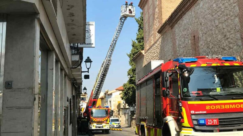 Cortada al tráfico la calle San Juan de Arganda tras un desprendimiento en la torre de la Iglesia de San Juan Bautista