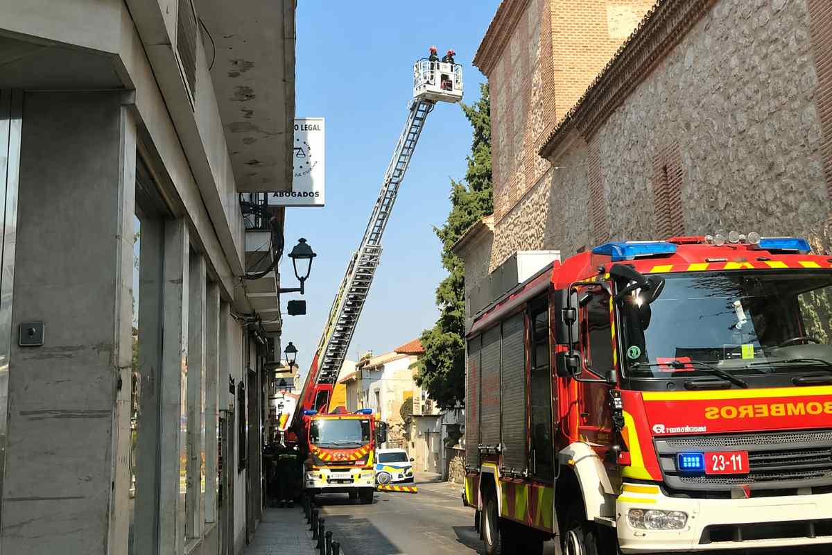 Cortada al tráfico la calle San Juan de Arganda tras un desprendimiento en la torre de la Iglesia de San Juan Bautista
