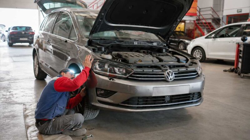 ¿Cuándo merece la pena reparar un golpe en el coche? ACM Automoción explica por qué esperar puede salir mucho más caro