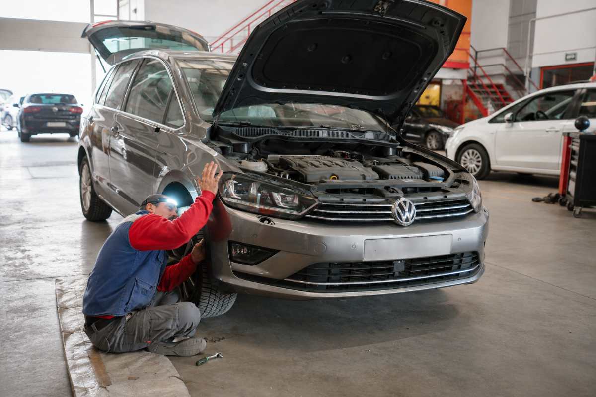 ¿Cuándo merece la pena reparar un golpe en el coche? ACM Automoción explica por qué esperar puede salir mucho más caro