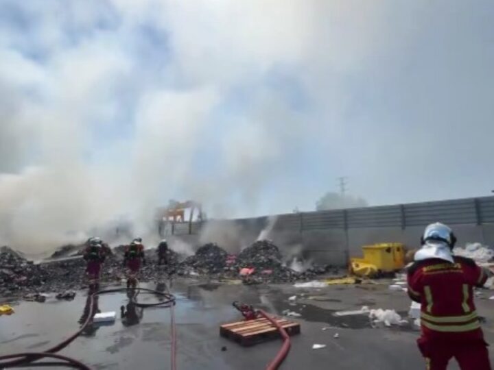 Aparatoso incendio en una planta de reciclaje de Loeches movilizó este domingo a ocho dotaciones de Bomberos