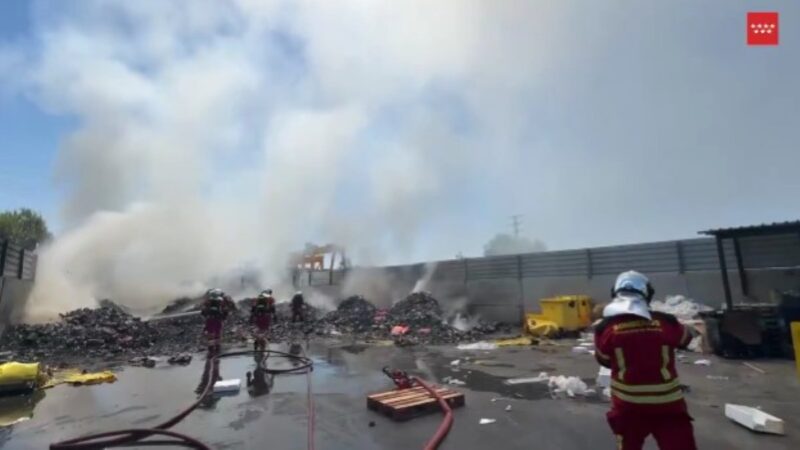 Aparatoso incendio en una planta de reciclaje de Loeches movilizó este domingo a ocho dotaciones de Bomberos