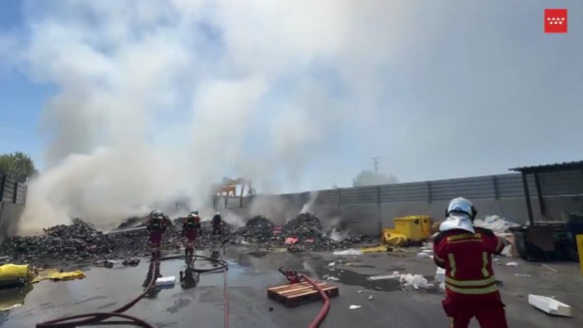 Aparatoso incendio en una planta de reciclaje de Loeches movilizó este domingo a ocho dotaciones de Bomberos