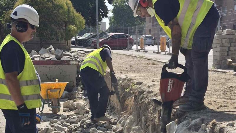 Avanzan las obras de mejora en el CEIP Federico García Lorca con la rehabilitación del muro de contención