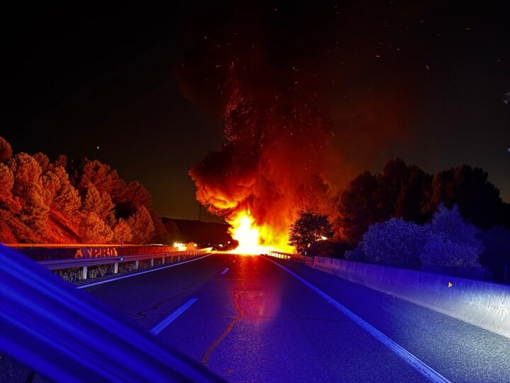 Policía Local, Guardia Civil y Bomberos sofocan el incendio de un autobús con 64 pasajeros en la A-3 sin que haya heridos