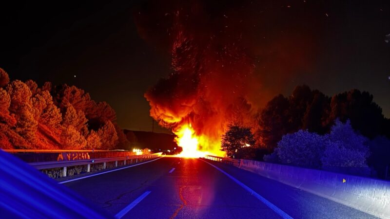Policía Local, Guardia Civil y Bomberos sofocan el incendio de un autobús con 64 pasajeros en la A-3 sin que haya heridos