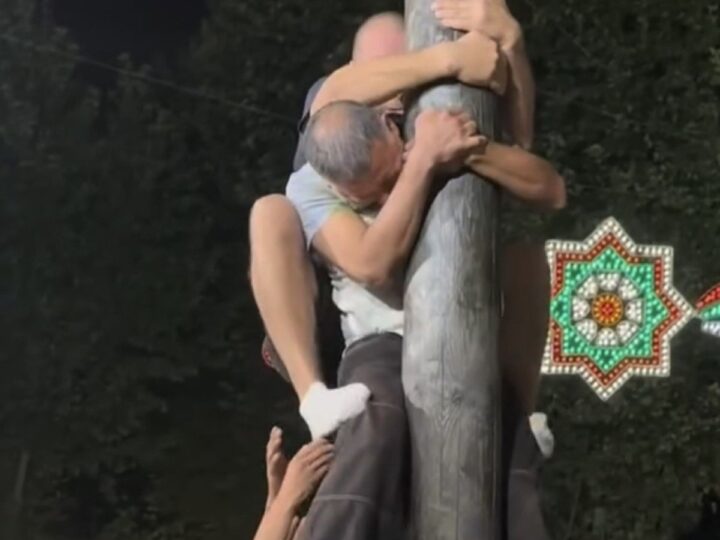 La cucaña de San Roque de Arganda pone en juego 900 euros en premios
