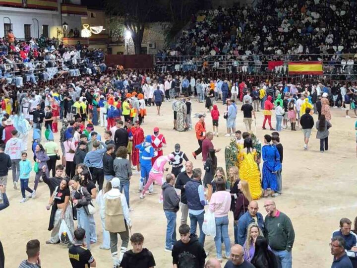 Arganda se llena de disfraces y afición en una multitudinaria noche de desfile y capea nocturna