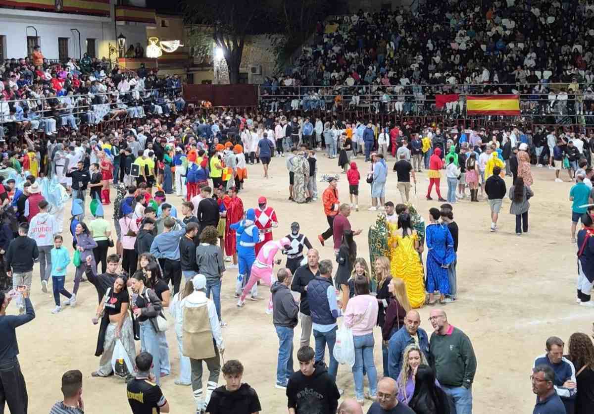 Arganda se llena de disfraces y afición en una multitudinaria noche de desfile y capea nocturna