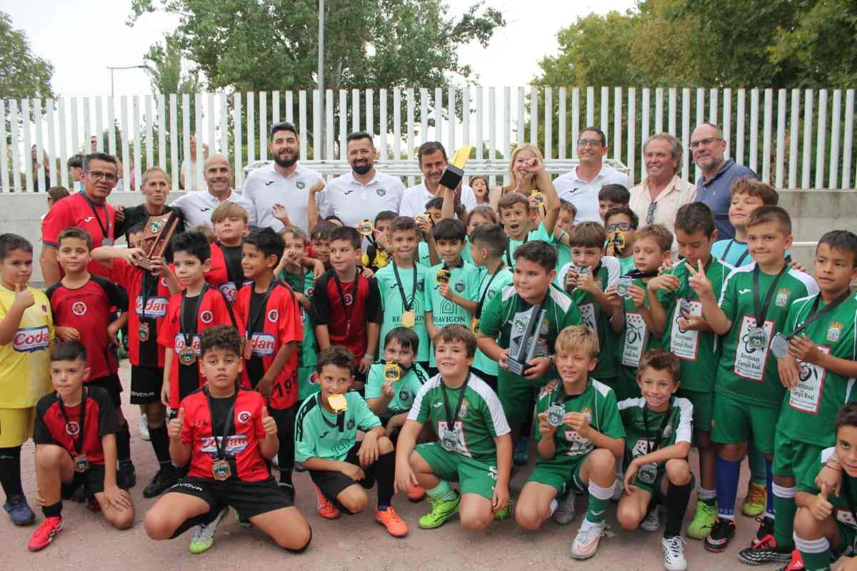 El CDE Barrio La Poveda se presenta oficialmente como nuevo club en Arganda del Rey con una jornada de fútbol y homenaje en el barrio