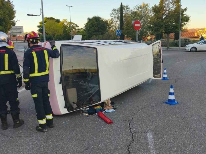 Una furgoneta vuelca en la N-3, a la altura del Recinto Ferial de Arganda