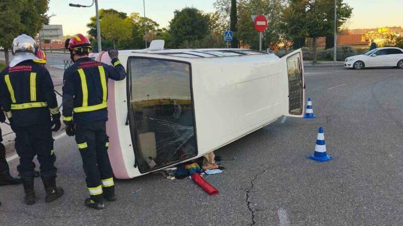 Una furgoneta vuelca en la N-3, a la altura del Recinto Ferial de Arganda