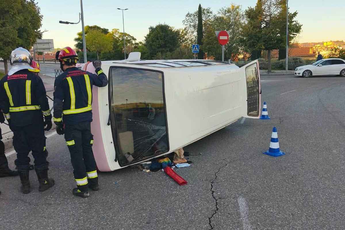 Una furgoneta vuelca en la N-3, a la altura del Recinto Ferial de Arganda