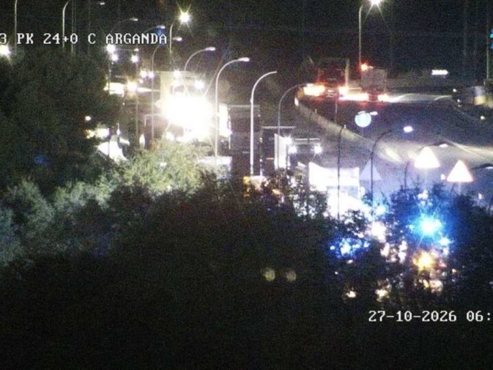 Un accidente entre dos camiones con una víctima mortal corta la A-3 en dirección a Madrid y colapsa parte de Arganda del Rey