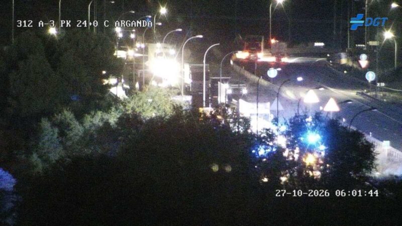 Un accidente entre dos camiones con una víctima mortal corta la A-3 en dirección a Madrid y colapsa parte de Arganda del Rey