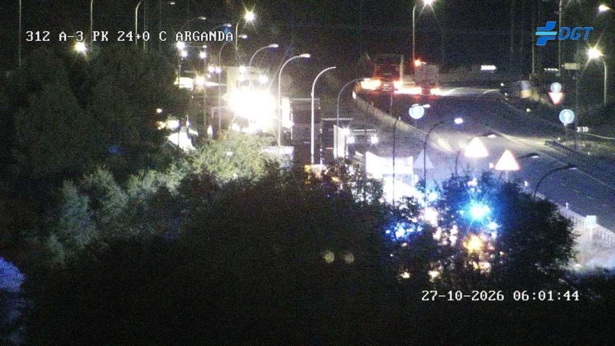 Un accidente entre dos camiones con una víctima mortal corta la A-3 en dirección a Madrid y colapsa parte de Arganda del Rey