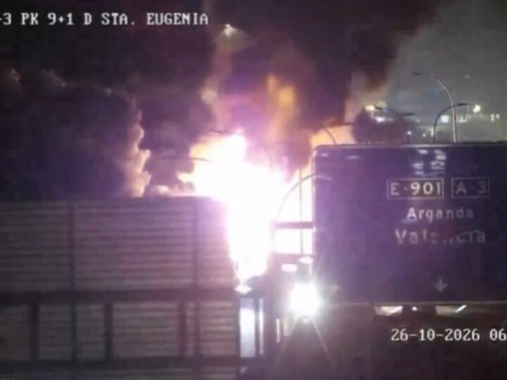 El incendio de un vehículo en la A-3 provoca retenciones de varios kilómetros en dirección a Madrid