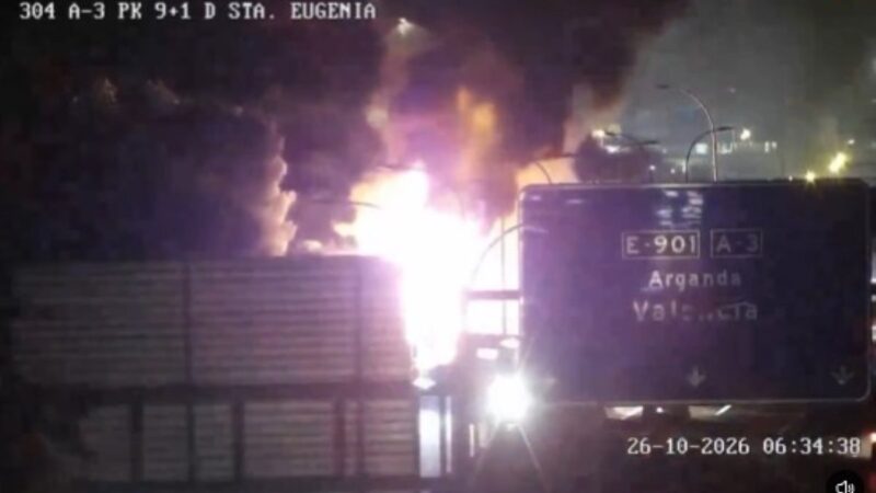 El incendio de un vehículo en la A-3 provoca retenciones de varios kilómetros en dirección a Madrid