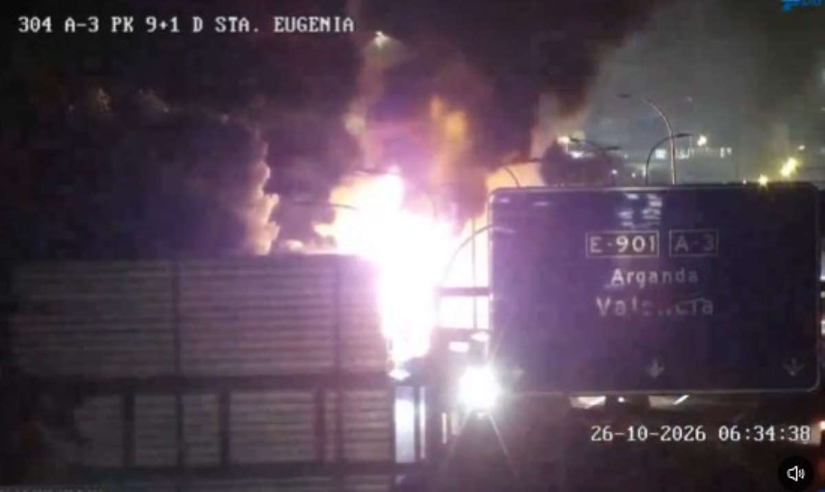 El incendio de un vehículo en la A-3 provoca retenciones de varios kilómetros en dirección a Madrid