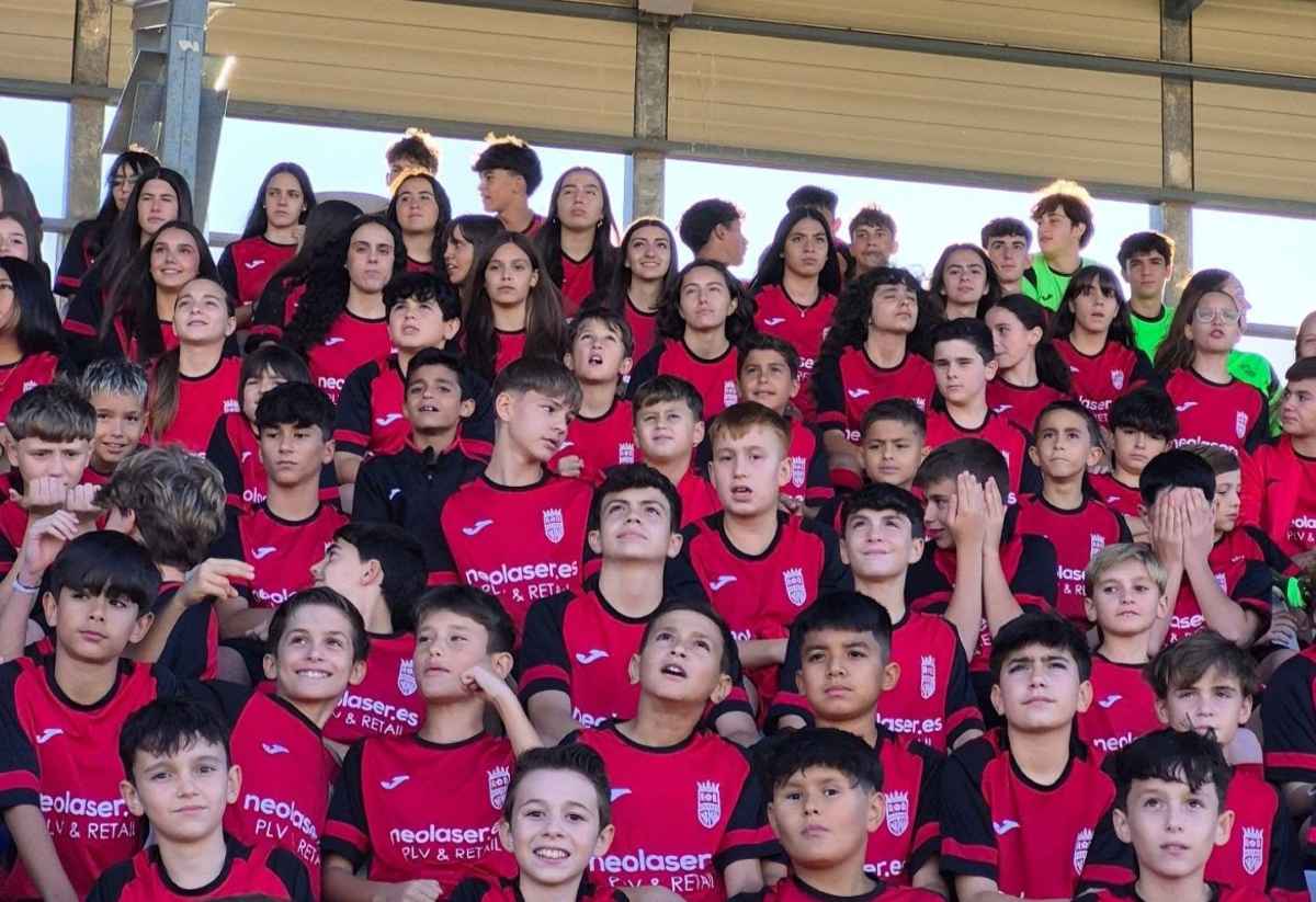 La AD Arganda CF presenta a sus 27 equipos en una tarde llena de emoción y orgullo por el club