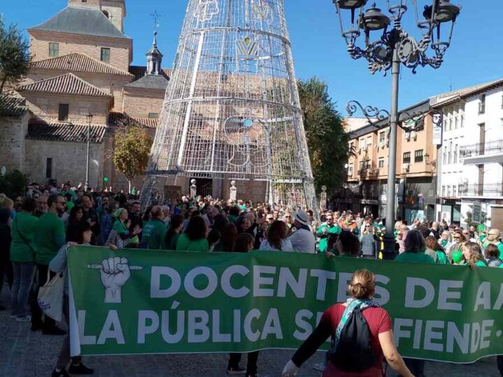Cientos de personas llenan la Plaza de la Constitución de Arganda en defensa de la educación pública