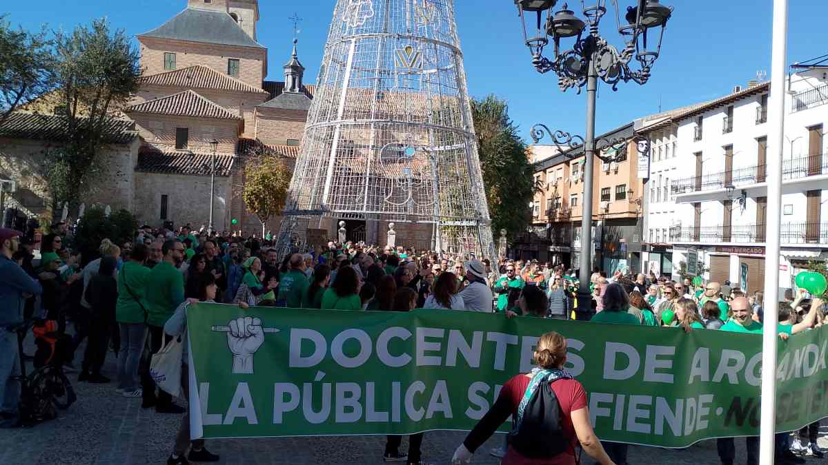Cientos de personas llenan la Plaza de la Constitución de Arganda en defensa de la educación pública